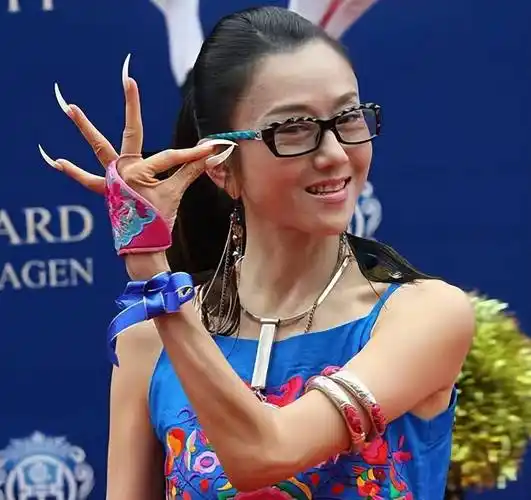 金星问杨丽萍:指甲这么长,上厕所怎么办?