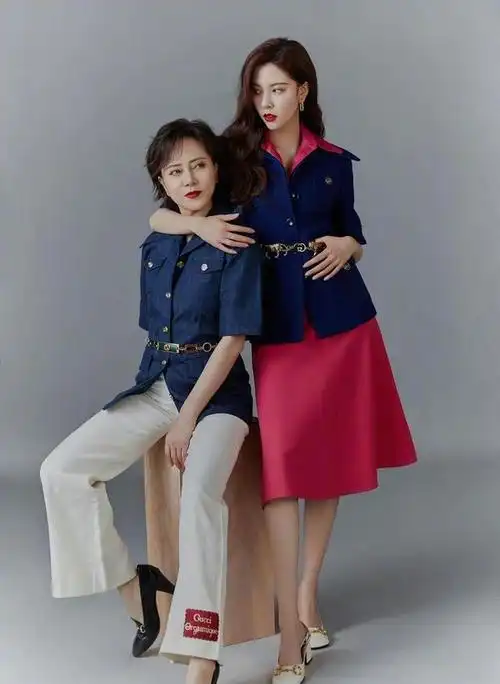 宋妍霏妈妈真气质穿亮片衣配镭射裤堪比明星身材比女儿还有料