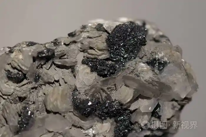 岩石上的银矿石