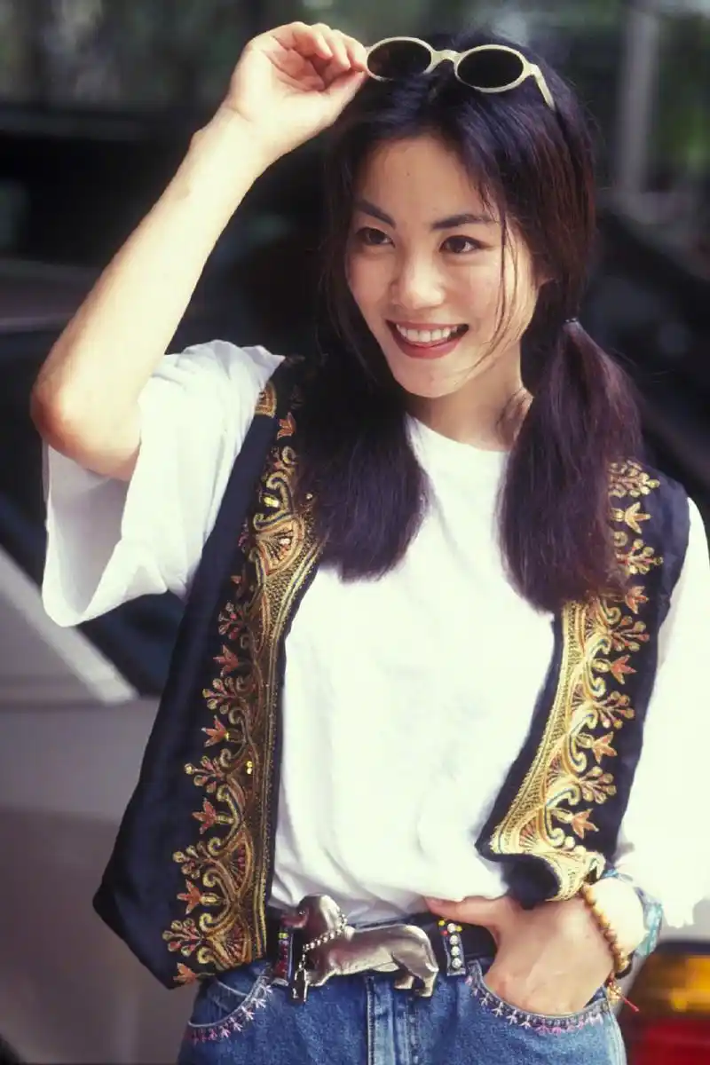 20年前的王菲才是"短发女神",寸头造型时尚俏皮,一般人就算了