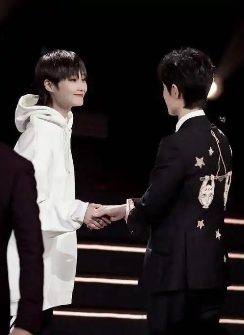 肖战惊喜《出镜》王牌,为伯乐李宇春送祝福,这是与平台和解了?