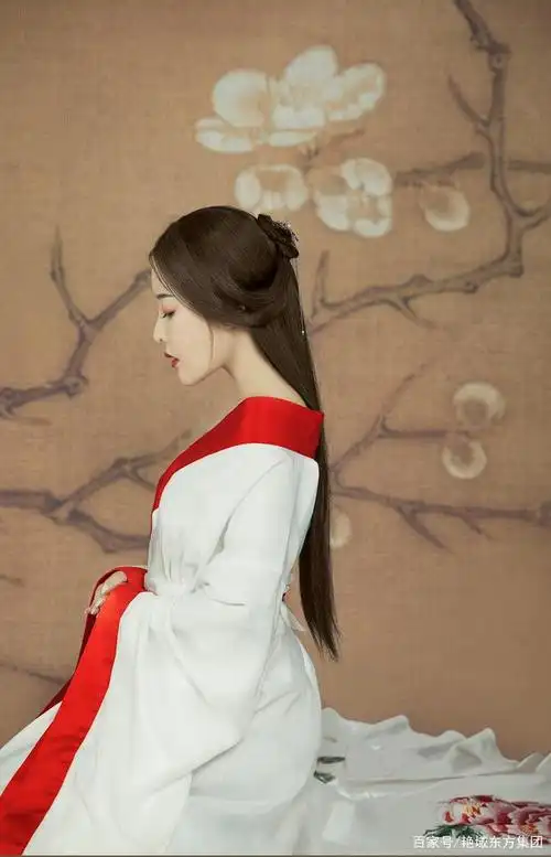 鲜红白衣,如夏日骄阳般的明媚