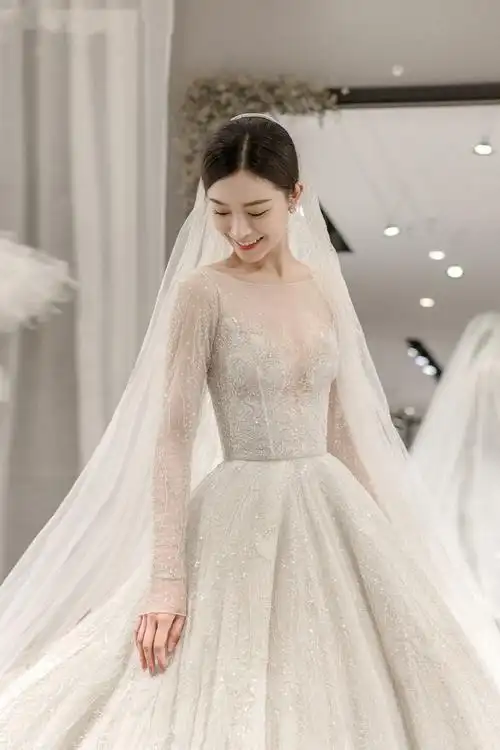 文咏珊嫁入豪门婚礼隆重,穿一身高定精致婚纱,美艳宛如画中人!