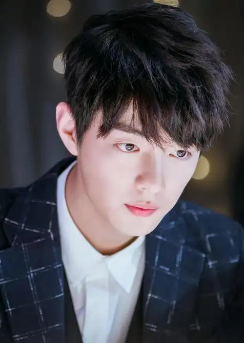 温暖少年肖战帅气西装写真