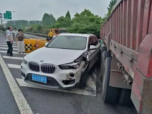 视频|高速发生三车事故,半挂车撞上护栏却无责._车辆