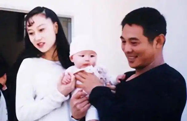 李连杰晒妻子近照61岁利智衰老似奶奶前妻黄秋燕依旧美艳动人