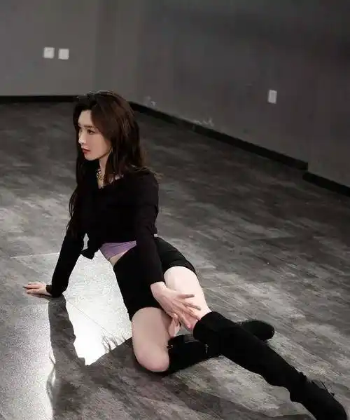 江疏影最新舞蹈造型,全黑搭配尽显小蛮腰,大长腿又酷又时尚_气质_女神