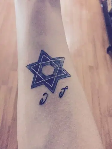 成都苑先生手臂的个性六芒星纹身图案
