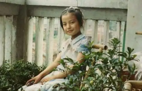 10 谢娜这是坡姐小时候认真读书的样子,好有喜感哈哈.