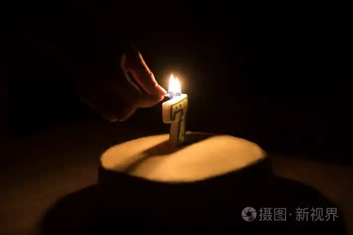 用一支蜡烛的生日蛋糕