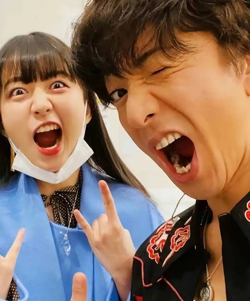 这张照片中,木村拓哉与妻子工藤静香紧紧相拥,彼此的眼神中充满了爱意