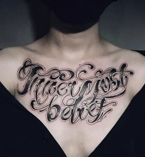 胸前花体英文纹身图案很时尚