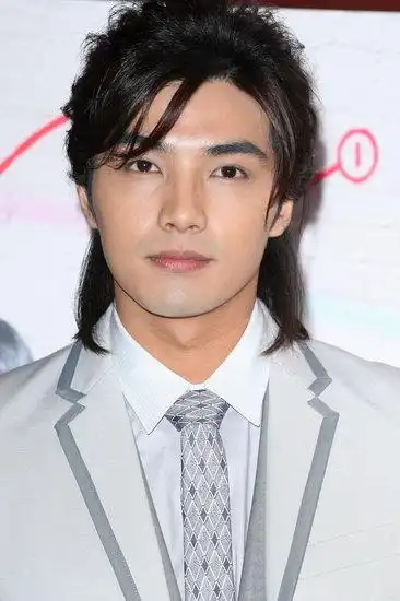 都绑着特制的“斗牛迷”头巾,让三位演员们吓了一跳,贺军翔