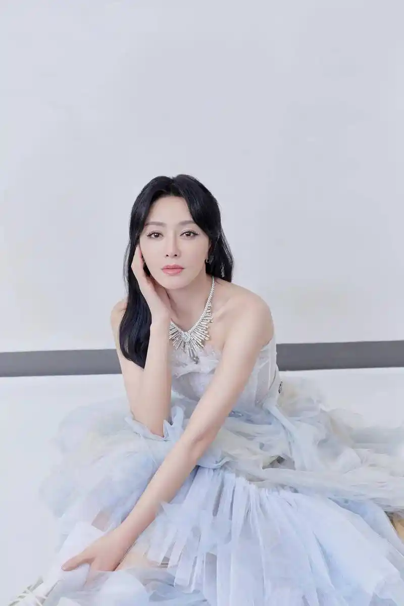 秦岚综艺状态:鱼尾纹严重,脸坑坑洼洼褶子很深被嘲是医美后遗症_痕迹