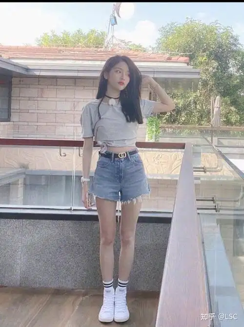 比例的方法,重点是使你的躯干看起来更短,这也达到了使你的腿看起来更