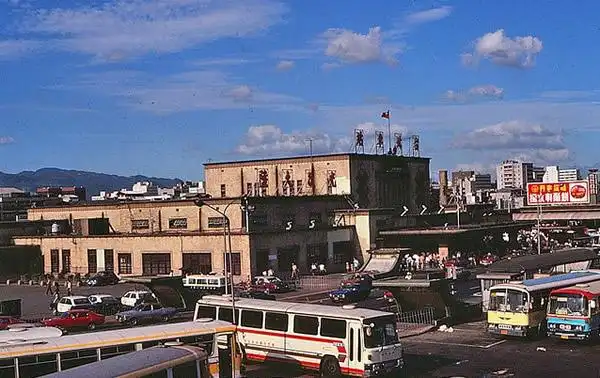 1980年,台湾街景一角,旁边是台北车站,马路上轿车,公交车有秩序的行驶
