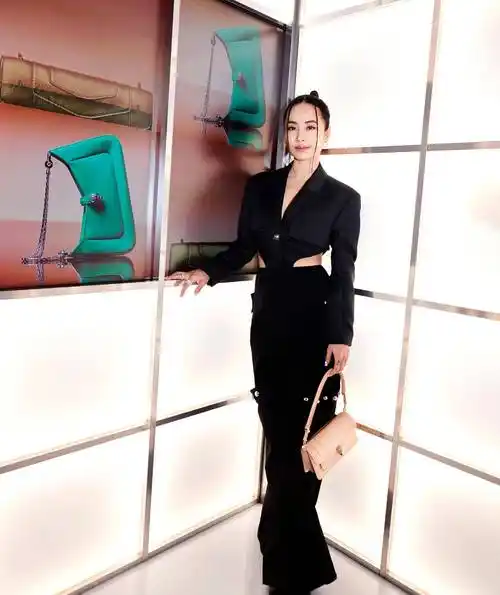 蔡依林米兰时装周看秀,穿"挖腰"西装搭配阔腿裤,又美又飒_时尚_个性化