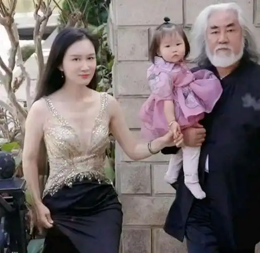 71岁张纪中身体欠佳仍陪妻子直播,杜星霖却漠不关心,网友不理解