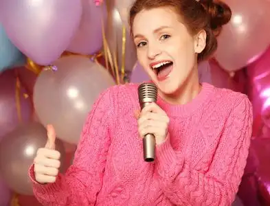 快乐唱歌的女孩图片