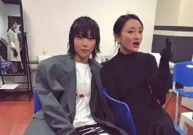 原创窦靖童和周迅被曝领证工作人员表情包回应她深夜独自溜达回家