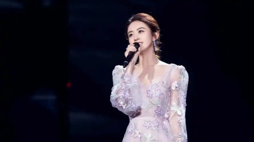 东方卫视跨年演唱会,赵丽颖动情演唱歌曲《小幸运》