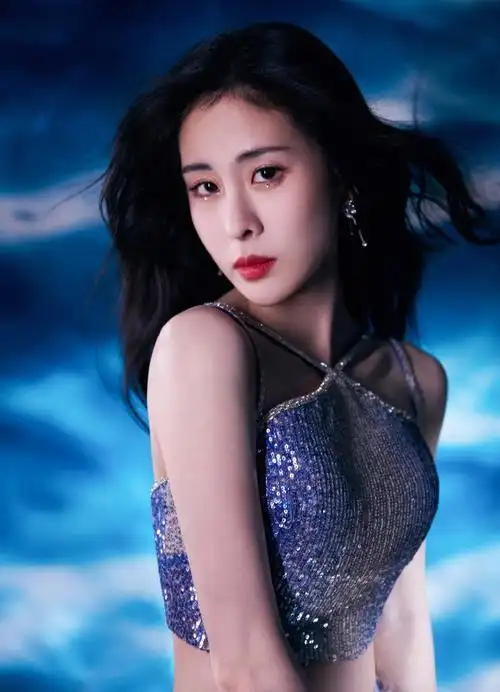 中秋佳节,风清月皎,@张碧晨闪耀修身裙现身光影中,如拨开云雾后的明月