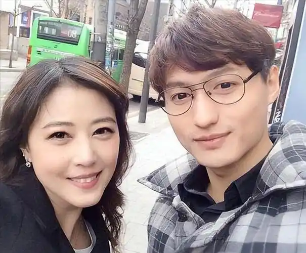 而直到13年的时候,已经十37岁的周海媚遇见了比自己小7岁的男朋友