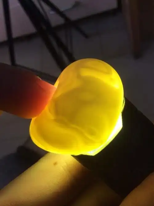 蜜蜡用手机灯光鉴别,灯光下蜜蜡真假对照图