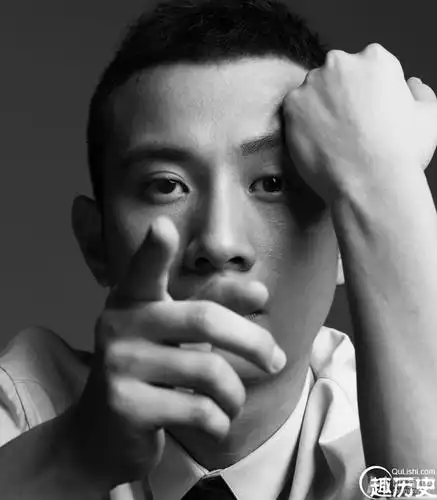 文章黑白写真展现魅力 与姚笛出轨门后再度起航(2/7)