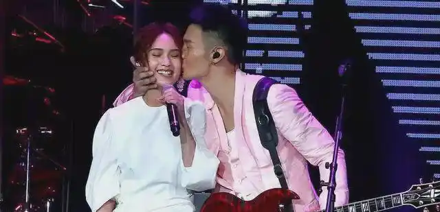 杨丞琳晒与李荣浩自拍照两家人北京跨年罕见同框婆婆