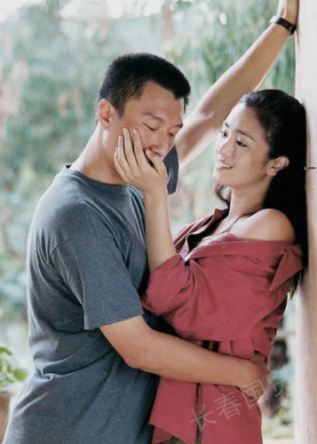 巩俐孙红雷19年前合影曝光,姿态亲密满脸胶原蛋白