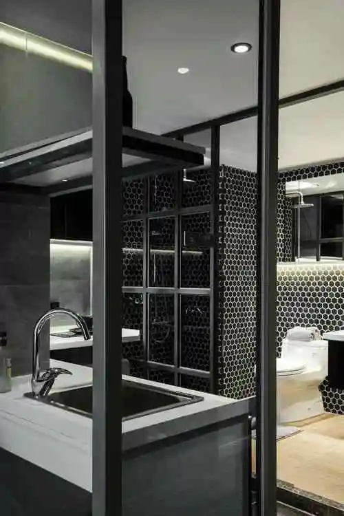 白色的洁具,黑色的墙砖,简约,精致.