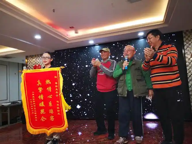 给优秀导游授锦旗