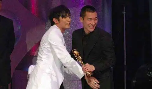 1992年,18岁的黄立行和哥哥黄立成以及林智文组成了一个男孩团体,名字