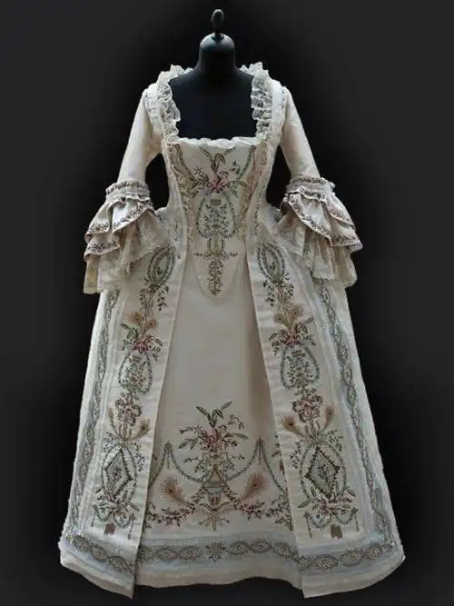 十八世纪女子服装.