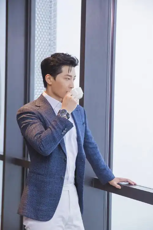 窦骁蓝色西装魅力写真图片,窦骁图片-第5图