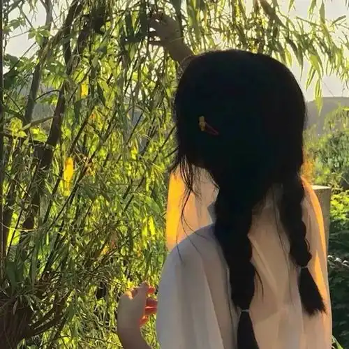 有哪些极致好看的不露脸背影女生头像