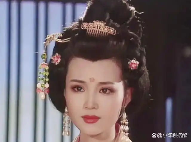 "上官婉儿"茹萍:56岁穿搭显身材还减龄,真是越老越有韵味