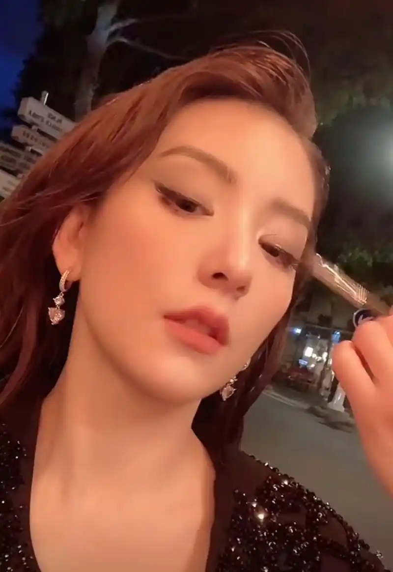 方媛一边化妆一边自拍,怼脸镜头才感受到她的五官有多精致,大眼睛高