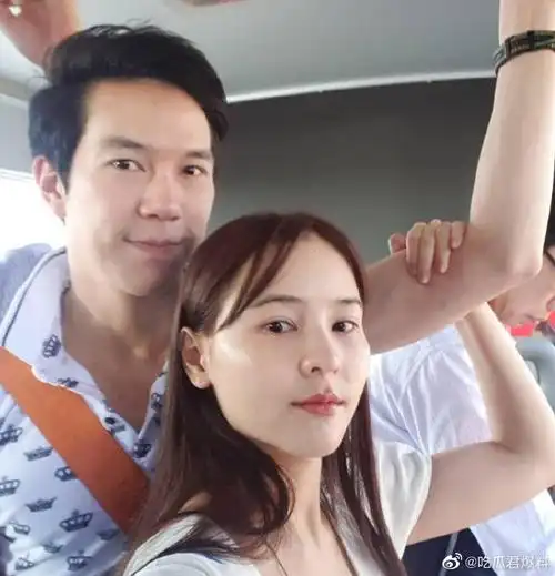 李海娜aom和男友amp又来撒狗粮啦!