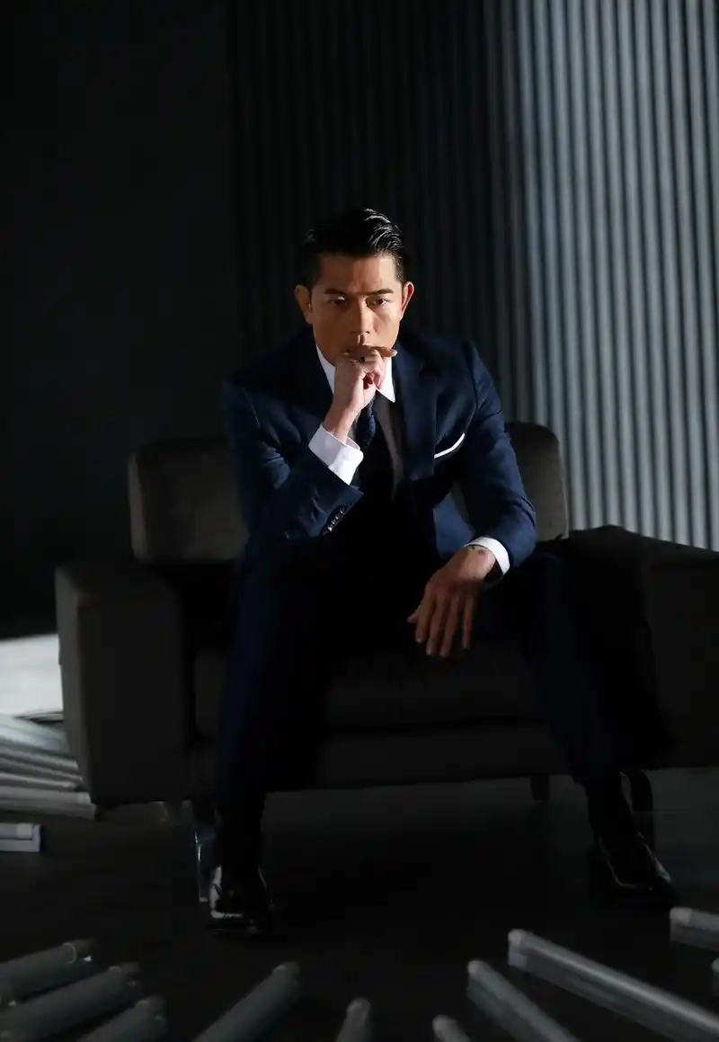 日前,郭富城身穿西装革履,梳着油头拍摄最新广告,54岁的城城帅气胰换