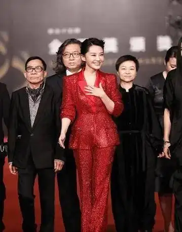 许晴:年近半百身材傲人,一臀撩倒数位大佬,越"老"越辣