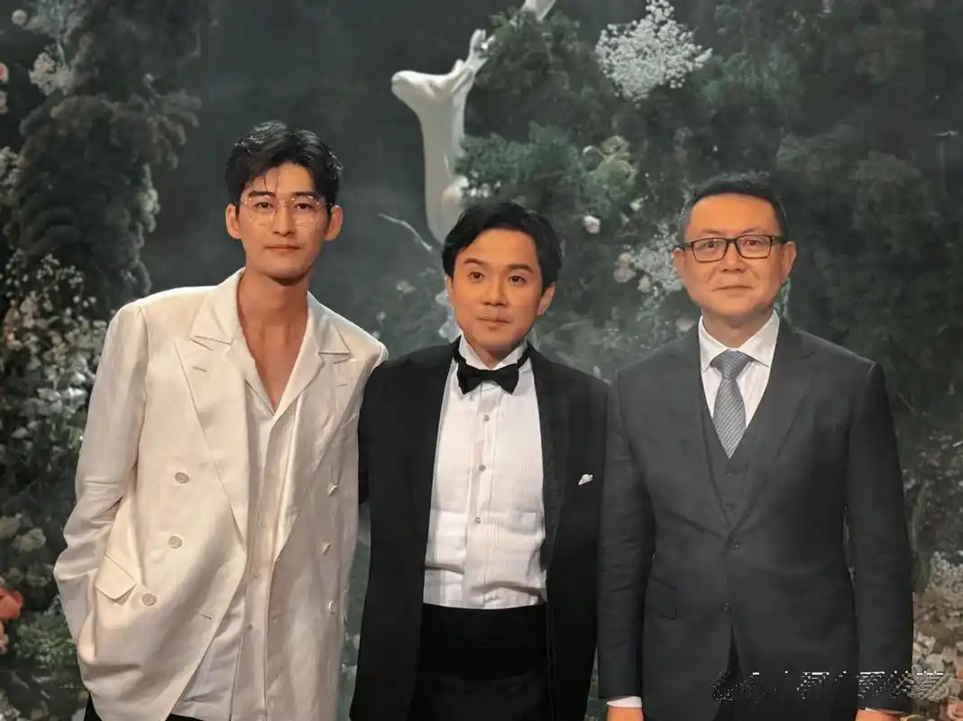 张翰参加好友婚礼,金丝眼镜白西装