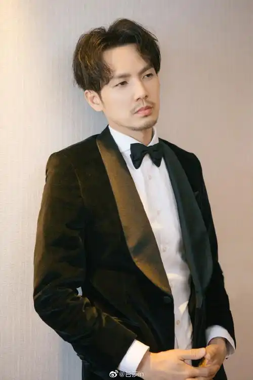 芭莎in,我的时尚朋友圈#@钟汉良一身黑色领结西装亮相第22届#上海