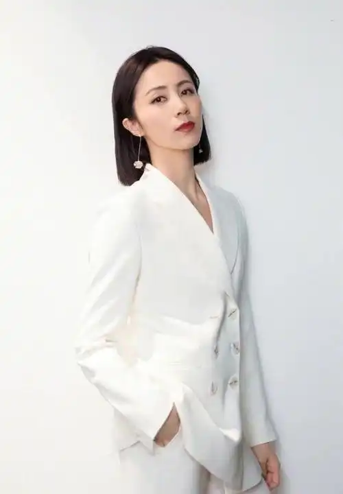 黄磊老婆新造型像换脸颜值惨跌染女团发色走机场意外显老