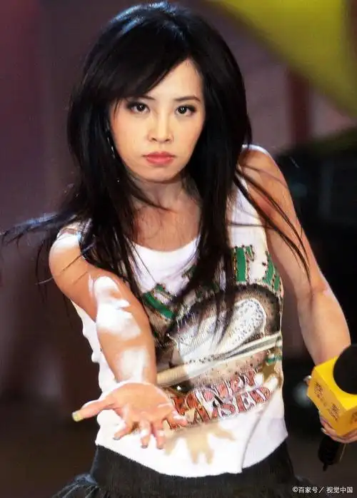 "蔡依林内地现身咖啡店,手机支付惊讶表情引热议!