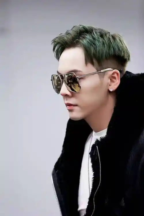 陈伟霆挑战新发色炸人眼,网友表示:哥,赤橙黄绿青蓝紫,齐全了_个性