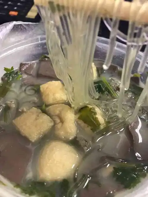 所以第二天中午外卖我也就点了他们家的鸭血粉丝汤,解解馋的.