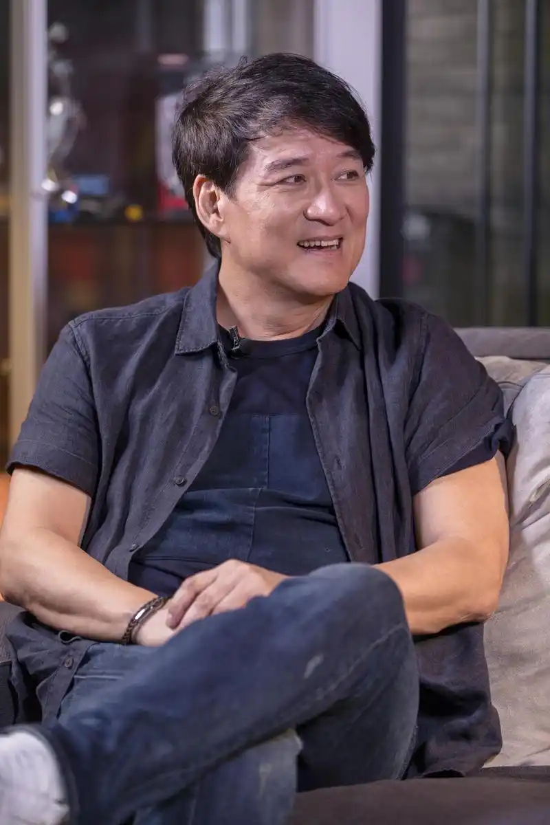 组图:周华健一身深蓝穿搭简单随性 与鲁豫餐桌畅聊状态佳