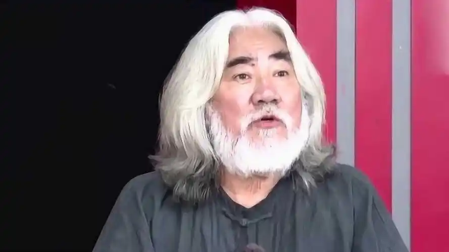 张纪中晒年轻时旧照感慨时光如风面容清秀少年气十足